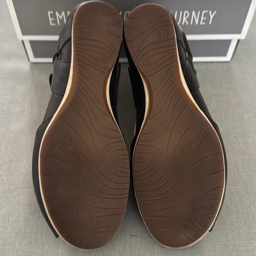 Dansko Brand Black Women's Sandals size 37 European sizing) Compares to 7M.
EUC. - Picture 6 of 9